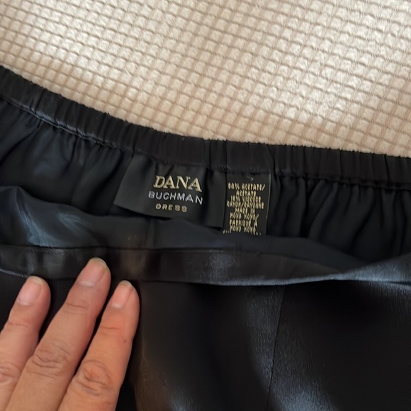 Rise: 10.5"
Waist: 30"
Inseam: 32"
Hip: 38"
Leg Opening: 15" - Picture 3 of 6